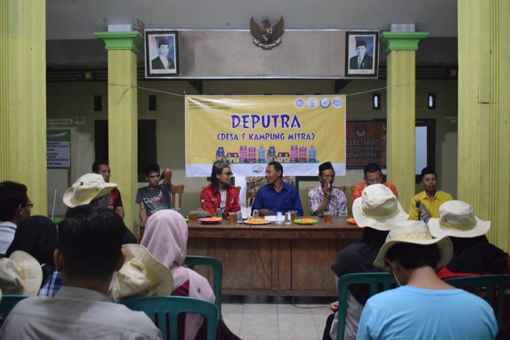 Winarsono Kepala Desa Cupak (Biru) dan Yunaz Ali Akbar Karaman (Merah) Sedang Berdialog dalam acara Pembukaan Desa dan Kampung Mitra (Deputra) BEM FIB UNAIR (Athallah Aksa Yudistira). (Foto: Istimewa)