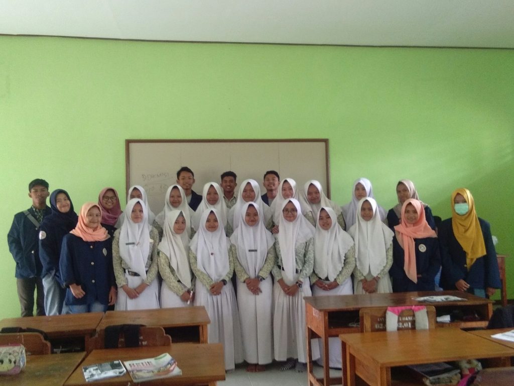SESI foto bersama antara tim Gerakan Mahasiswa Tuban Airlangga (Rawatungga) bersama siswa-siswi di salah satu SMA di Tuban. (Foto: Istimewa)
