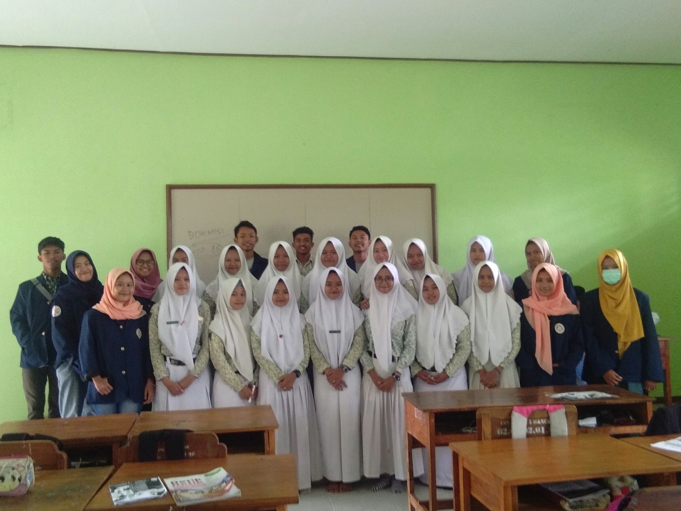 SESI foto bersama antara tim Gerakan Mahasiswa Tuban Airlangga (Rawatungga) bersama siswa-siswi di salah satu SMA di Tuban. (Foto: Istimewa)
