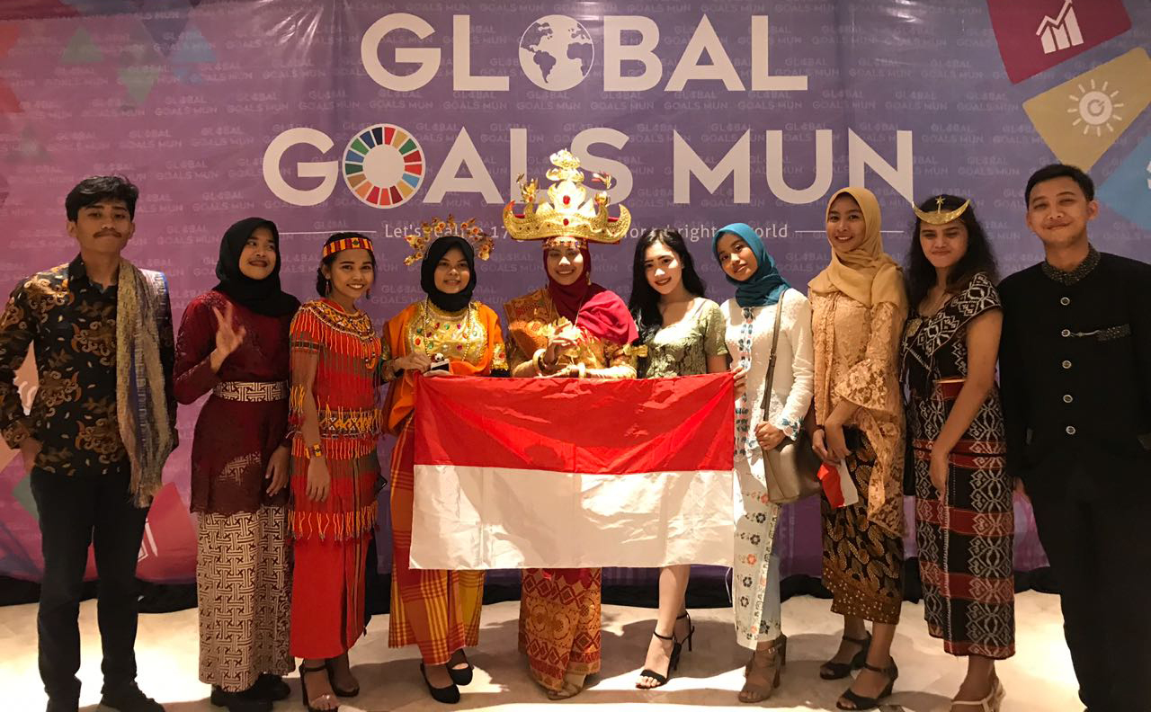 DUHA Ziaun, lima dari kanan, menjadi salah seorang peserta simulasi siding PBB di Malaysia bersama dengan wakil Indonesia lainnya. Duha merupakan mahasiswa FEB UNAIR. (Foto: Istimewa)