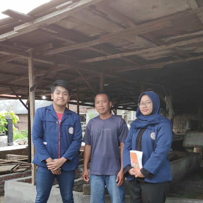 DARI kiri, Ilham Ramadhan Erlangga, Cak Supriyadi (pemilik Pemotongan Ayam Cak Su), Putri Apriyanti, ketika melakukan program KKN door to door di Gresik. (Foto: Istimewa)