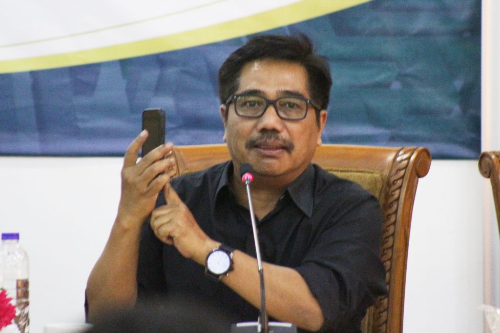 Dr. Suko saat memberikan materi dalam diskusi di Fakultas Ilmu Sosial dan Ilmu Politik (FISIP) UNAIR. (Foto: Feri Fenoria)