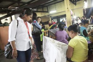 SALAH seorang mahasiswa asing mengamati prose pembuatan kain batik dalam rangkaian kegiatan pengenalan budaya INDIAR 2019. (Foto: Istimewa)