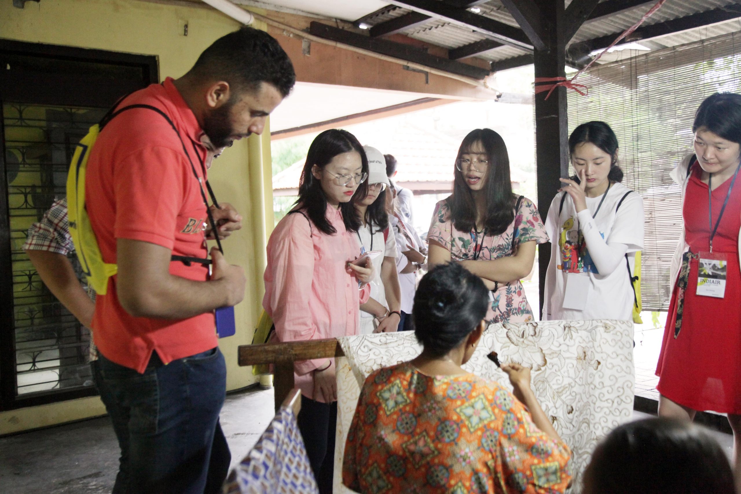 SEJUMLAH mahasiswa dari luar negeri melihat dan belajar cara membatik dalam rangkaian kegiatan program Winter Session bertajuk Indonesian Diversity at Airlangga (INDIAIR). (Foto: Istimewa)