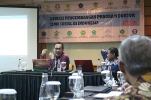 KEPALA Program Studi Ilmu Sosial FISIP UNAIR Prof Dr Musta’in, Drs., M.Si., (kanan) bersama dengan Prof Dr Budi Prasetyo Drs., M.Si., saat memimpin dikusi bertajuk Diskusi Pengembangan Program Doktor Ilmu Sosial di Indonesia di Hotel Singgasan Surabaya pada Selasa (29/1/2019). (Foto: Feri Fenoria) 