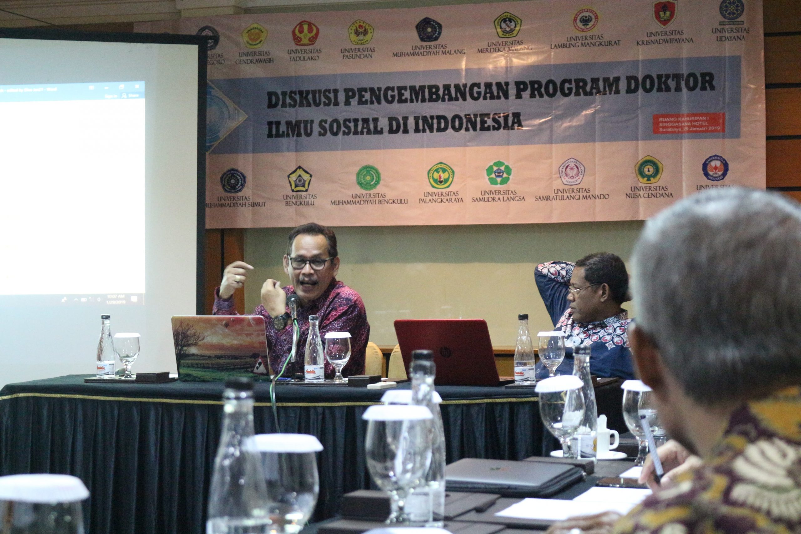 KEPALA Program Studi Ilmu Sosial FISIP UNAIR Prof Dr Musta’in, Drs., M.Si., (kanan) bersama dengan Prof Dr Budi Prasetyo Drs., M.Si., saat memimpin dikusi bertajuk Diskusi Pengembangan Program Doktor Ilmu Sosial di Indonesia di Hotel Singgasan Surabaya pada Selasa (29/1/2019). (Foto: Feri Fenoria) 