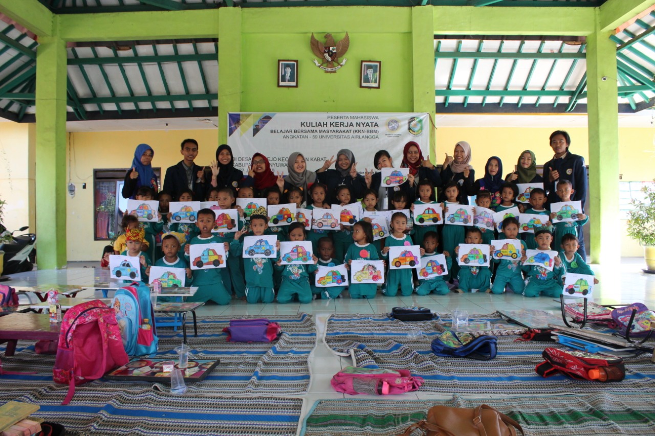 Tim KKN 59 Desa Kalirejo Kecamatan Kabat, Kabupaten Banyuwangi usai Melaksanakan Lomba Mewarnai kepada Anak PAUD. (Foto: Istimewa)