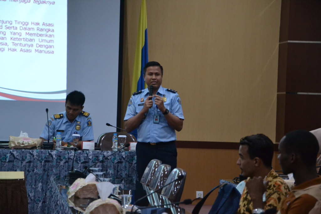 Ragil Putra Dewa selaku Kepala Sie Teknologi Informasi Keimigrasian Kelas I Khusus Surabaya saat menyampaikan paparan. (Foto: Nuri Hermawan)