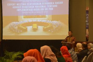 Dirjen Hukum dan Perjanjian Internasional Kementerian Luar Negeri Dr. lur. Damos D. Agusman, saat memberikan pengarahan. (Foto: Nuri Hermawan)