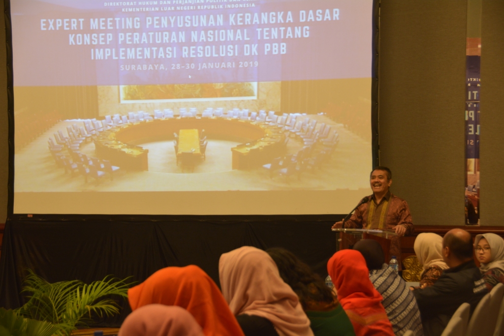 Dirjen Hukum dan Perjanjian Internasional Kementerian Luar Negeri Dr. lur. Damos D. Agusman, saat memberikan pengarahan. (Foto: Nuri Hermawan)