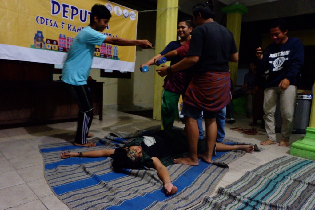 Narottama (Kiri) Sedang menekan tombol Pause untuk menghentikan perang ketika Dharmawangsa telah meninggal (Foto: Arien)