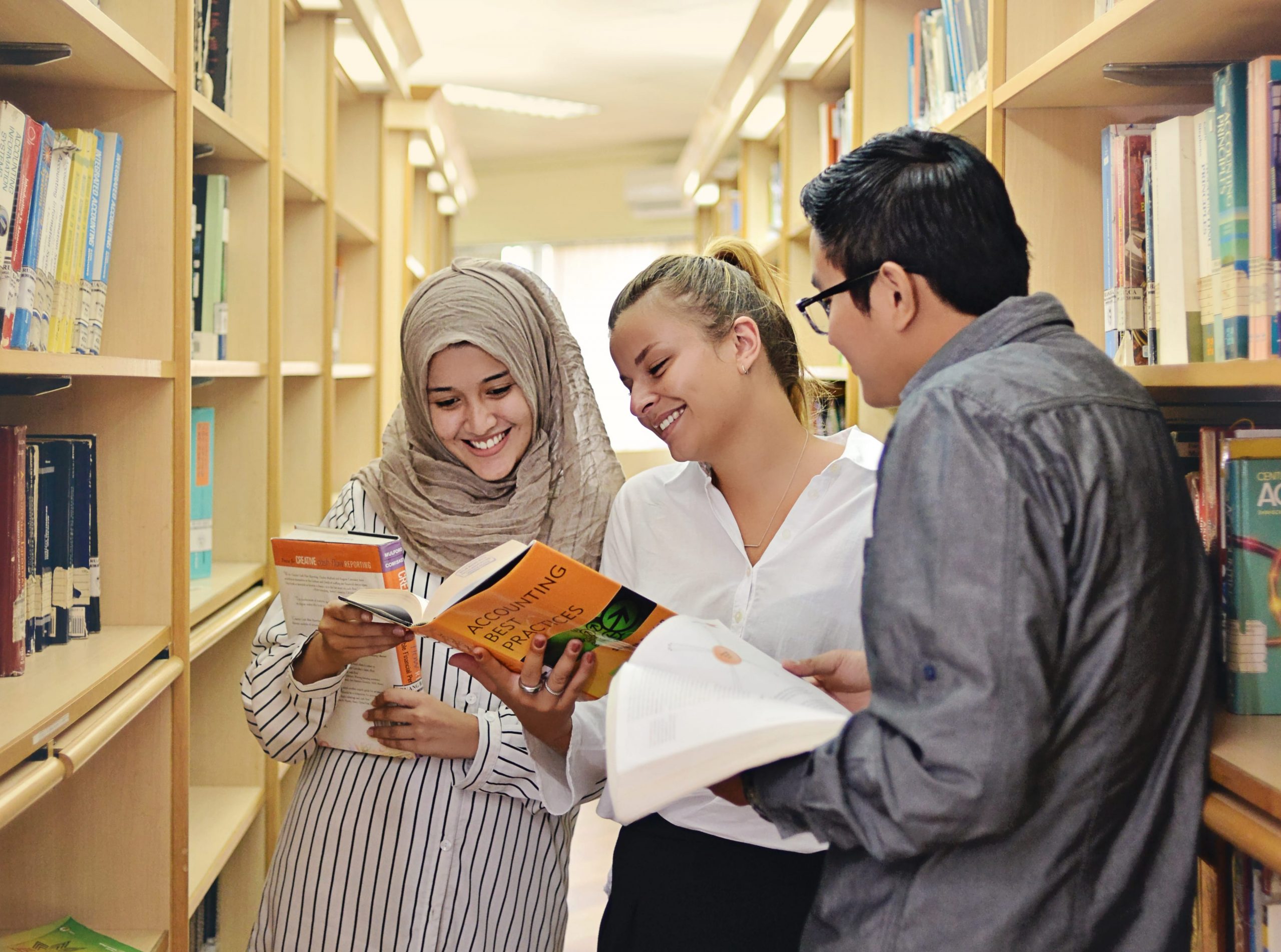 SEJUMLAH mahasiswa tengah mencari buku referensi di perpustakaan. (Foto: Istimewa)