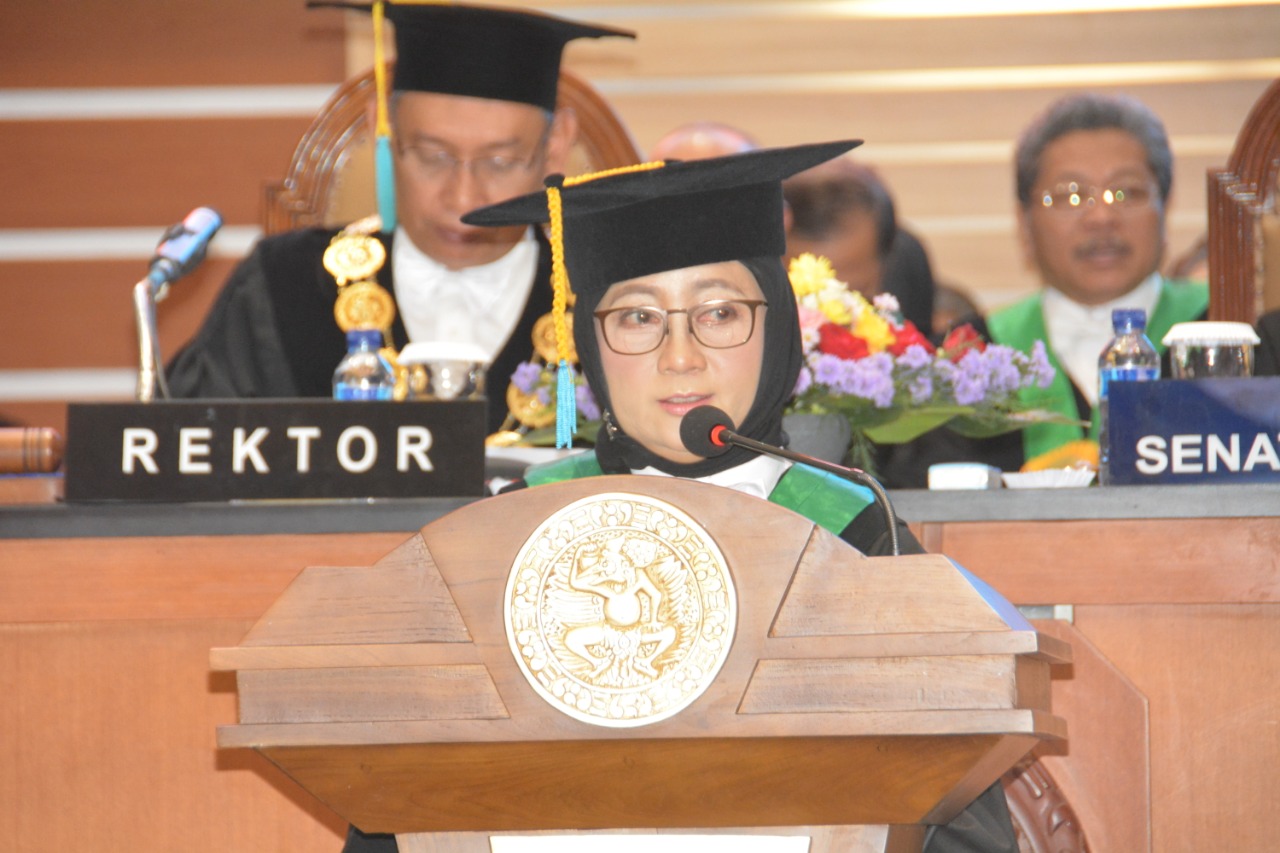 Prof. Dr. Hening Laswati, dr., Sp.KFR(K). saat menyampaikan orasi. (Foto: Bambang BES)