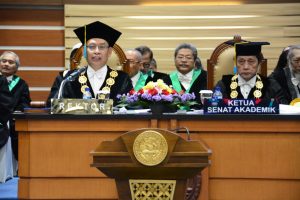 Rektor UNAIR Prof. Nasih saat memberikan sambutan seusai orasi tiga guru besar baru. (Foto: Bambang Edy Santoso)