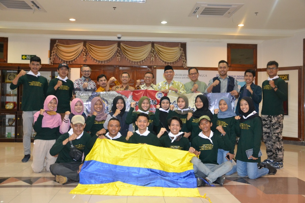 Tim Relawan Ksatria Airlangga untuk Korban Bencana Tsunami Selat Sunda sesaat setelah dilepas Rektor dan Jajaran Pimpinan UNAIR. (Foto: Nuri Hermawan)