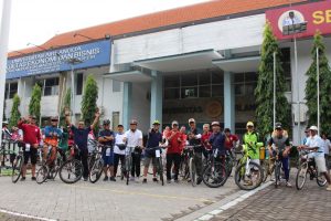Jajaran Pimpinan UNAIR saat istirahat sejenak di area Kampus B. (Foto: Nuri Hermawan)