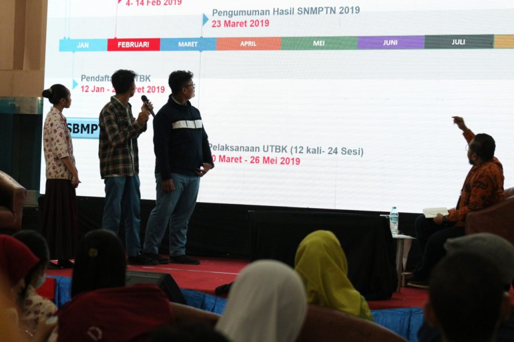Sesi tanya jawab yang dilakukan saat sosialisasi mengenai SNMPTN-SBMPTN 2019. (Foto: Agus Irwanto)