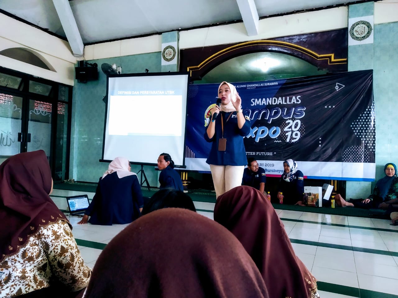 STAF PIH UNAIR Anindya Anindita saat menyampaikan paparan mengenai aturan baru SNMPTN, SBMPTN, dan Mandiri Tahun 2018 di SMA N 18 Surabaya pada Kamis (10/1/2019). (Foto: Agus Irwanto)