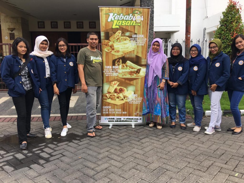 Anang Asnar Rubianto owner Kebab Lasan (tengah) bersama Dosen Lapangan Elida Ulfiana, S.Kep, Ners, M.Kep dan mahasiswa KKN sedang mengunjungi dapur produksi Kebab Lasan (Foto: Ghista Paramita Nugraha)