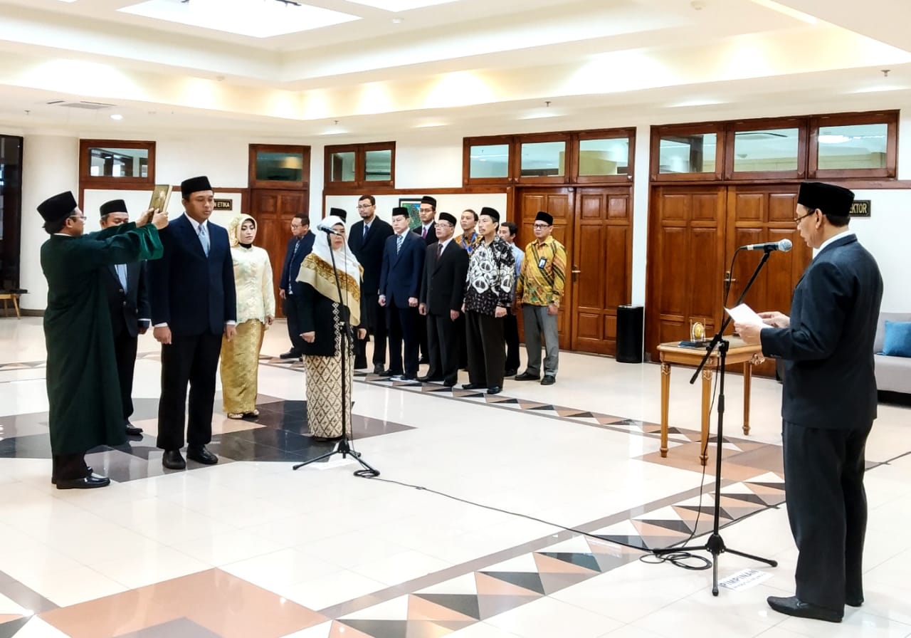 PROF Dr Muhammad Nasih, SE., MT., Ak., CMA., saat membacakan sumpah dalam pelantikan empat pejabat baru di lingkungan Universitas Airlangga pada Selasa (21/1/2019) di Hall Lantai 4, Kantor Manajemen UNAIR Kampus C. (Foto: Agus Irwanto)