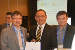 REKTOR UNAIR Prof Dr Muhammad Nasih, SE., MT., Ak., CMA., berfoto bersama dengan dua peserta konferensi asal luar negeri dalam jamuan Gala Dinner pembukaan QS Subject Focus Summit Medicine (tentang Kesehatan dan Kedokteran) pada Rabu¬ (23Januari 2019) di Hotel Bumi Surabaya. (Foto: Feri Fenoria)