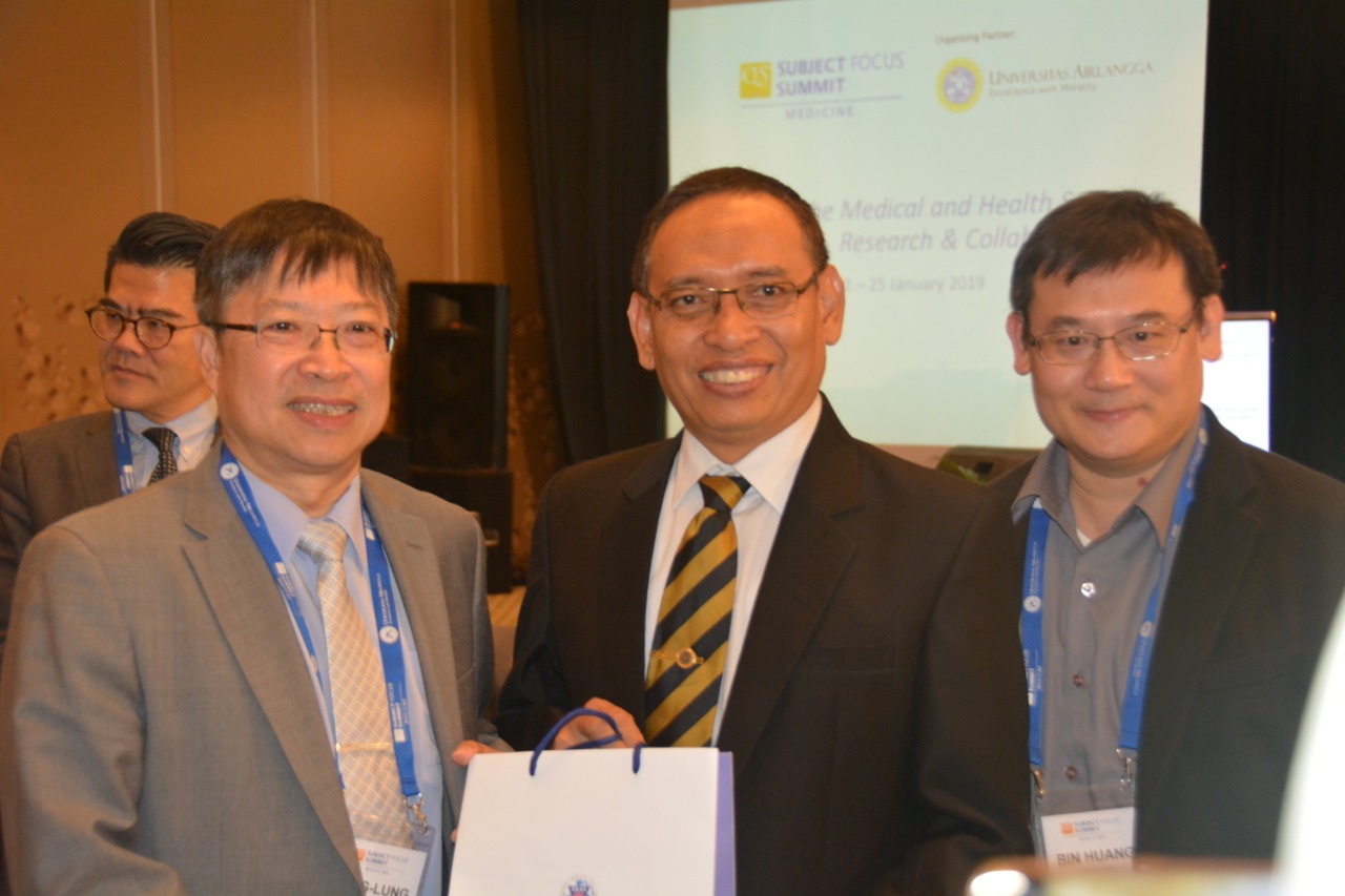 REKTOR UNAIR Prof Dr Muhammad Nasih, SE., MT., Ak., CMA., berfoto bersama dengan dua peserta konferensi asal luar negeri dalam jamuan Gala Dinner pembukaan QS Subject Focus Summit Medicine (tentang Kesehatan dan Kedokteran) pada Rabu¬ (23Januari 2019) di Hotel Bumi Surabaya. (Foto: Feri Fenoria)