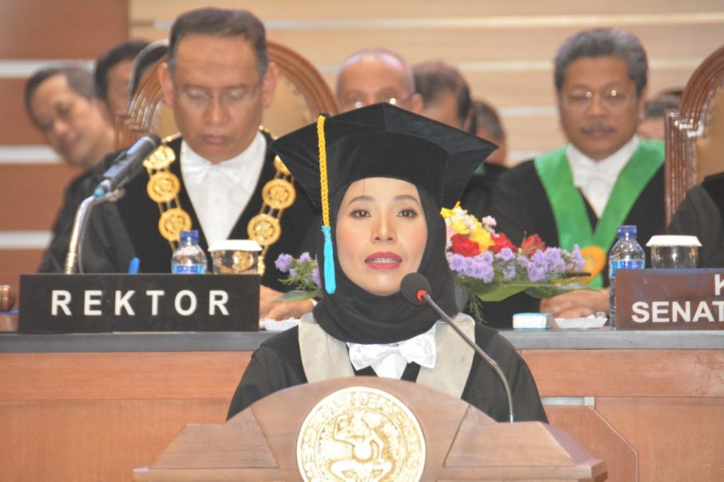 PROF Dr Tanti Handriana, SE., M.Si dalam orasi pengukuhan guru besarnya di Aula Garuda Mukti, Lantai 5, Kantor Manajemen UNAIR, pada Sabtu (26/1/2019). (Foto: Bambang Bes)