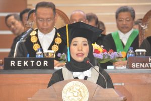 PROF Dr Tanti Handriana, SE., M.Si dalam orasi pengukuhan guru besarnya di Aula Garuda Mukti, Lantai 5, Kantor Manajemen UNAIR, pada Sabtu (26/1/2019). (Foto: Bambang Bes)