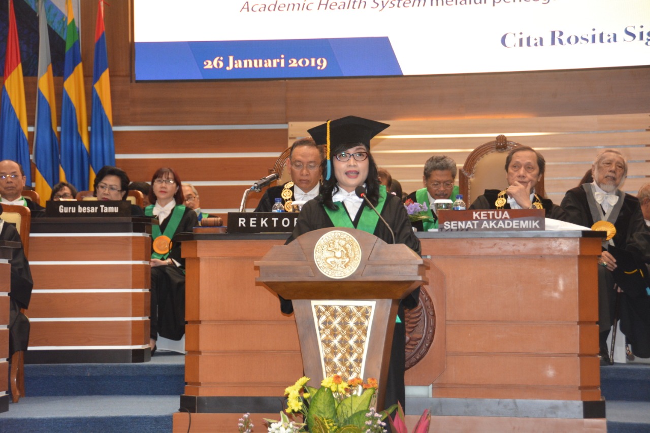 PROF Dr Cita Rosita Sigit Prakoeswa, dr., Sp.KK(K), FINDV., FAADV., saat menyampaikan paparan dalam Pengukuhan Guru Besar di Aula Garuda Mukti, Kantor Manajemen, Lantai 5. (Foto: Bambang Bes)