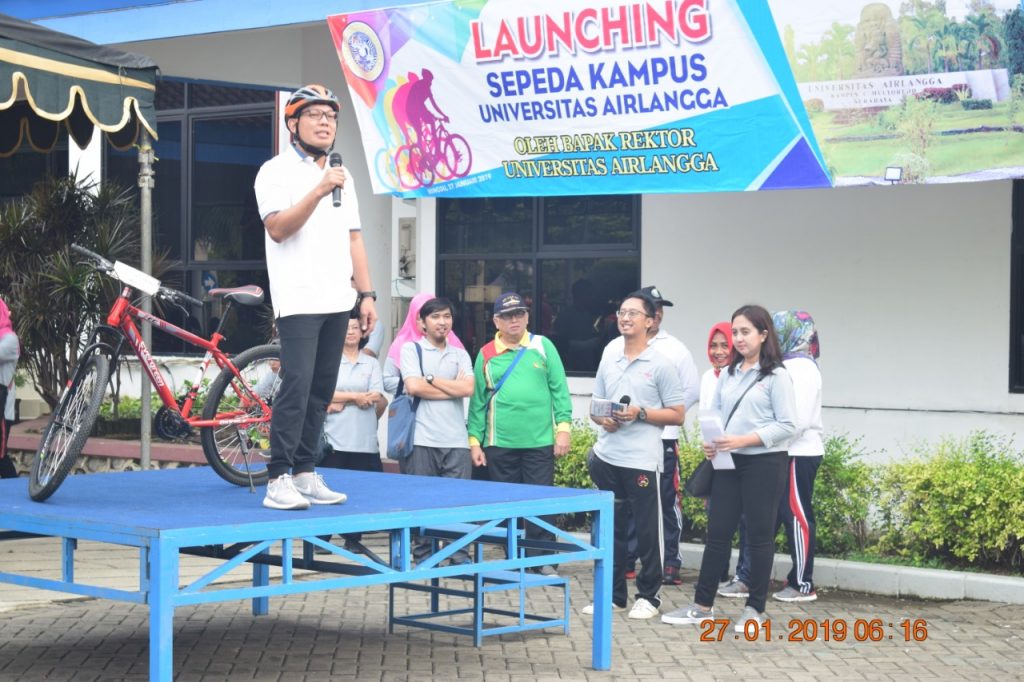 WAKIL Rektor IV Junaidi Khotib, S.Si., M.Kes., Ph.D., Apt., saat memberikan sambutan dalam kegiatan Sepeda Santai dan Senam Bersama di Kampus C, UNAIR. (Foto: Istimewa)