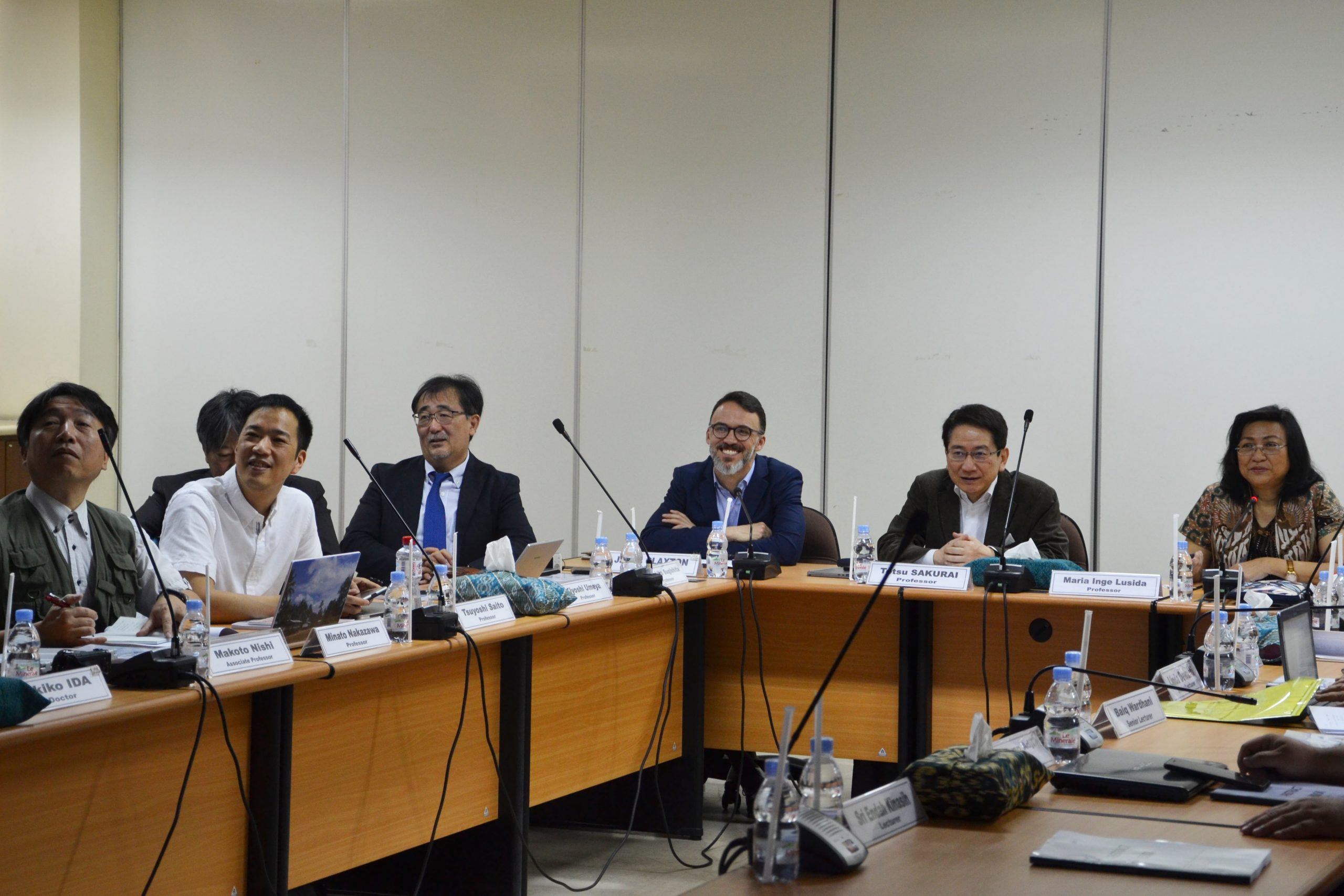 DARI kanan, Ketua Institut of Tropical Desease (ITD) Prof Inge Lusida dan Kobe Team Representative Prof Sakurai Tetsu saat melihat tanyangan representasi aktivitas kegiatan penelitian di Universitas Airlangga bersama sejumlah profesor lain dari Jepang. Total ada sepuluh profesor dari Jepang berdiskusi di ITD Selasa (8/1/2019). (Foto: Feri Fenoria)