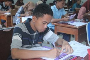 SALAH seorang siswa tengah mengerjakan soal dalam simulasi SBMPTN yang digelar mahasiswa Kediri. (Foto: Istimewa)