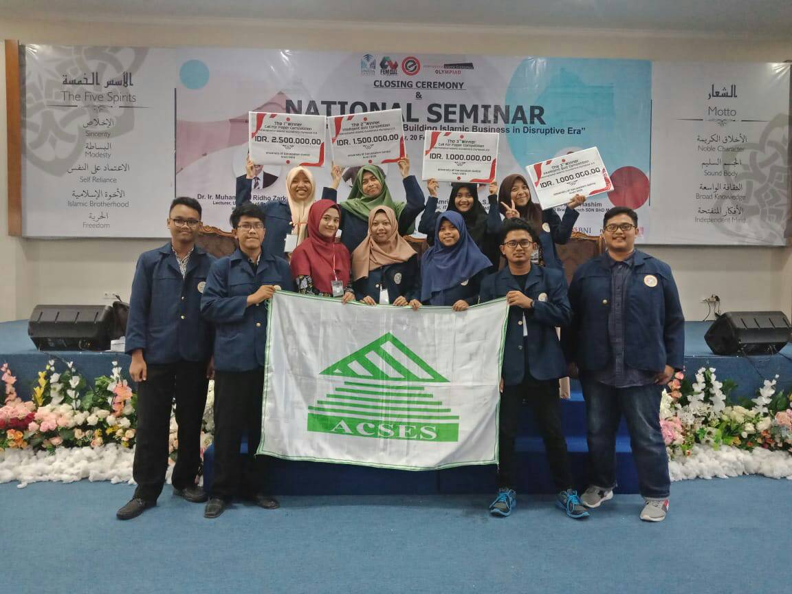EMPAT tim delegasi UNAIR berhasil meraih juara I dan III Islamic Economic Call for Paper serta juara II dan III di cabang Islamic Economic Intellegent Quiz. (Foto: Istimewa)