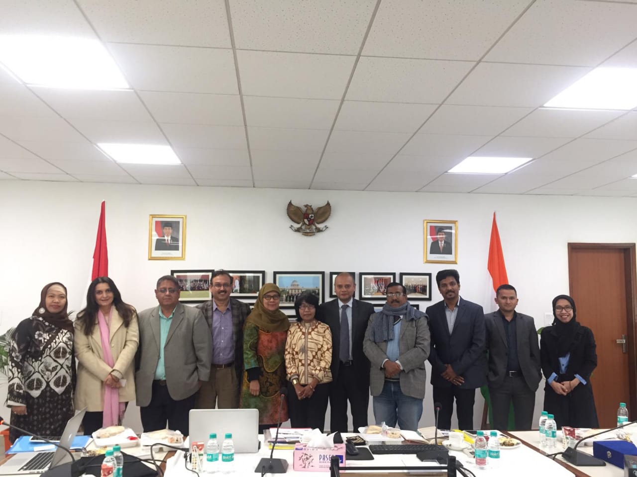 Direktur Eksekutif AGE UNAIR Prof. Ni Nyoman bersama pihak Kedubes RI di India dan Perwakilan beberapa PT di India. (Foto: Istimewa)