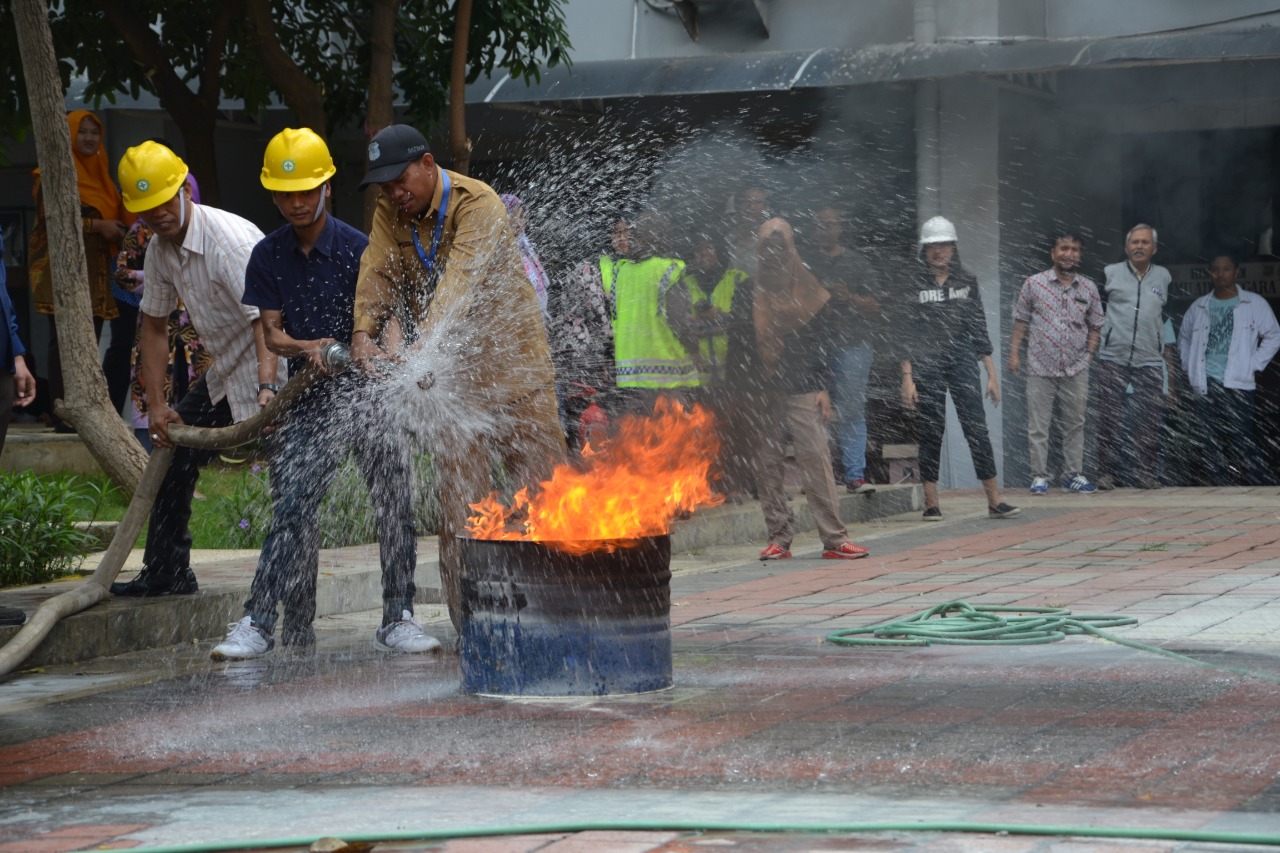 Tanggap kebakaran sebagai salah satu poin penilaian Akreditasi ASIC FISIP UNAIR. (Foto: Nuri Hermawan)