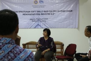 Alumni Fakultas Kedokteran Gigi UNAIR Laksma TNI drg. R.A. Nara Lelyana, M.Kes drg. Nora Lelyana, MH.Kes. saat, Memberikan Paparan. (Foto: Nuri Hermawan)