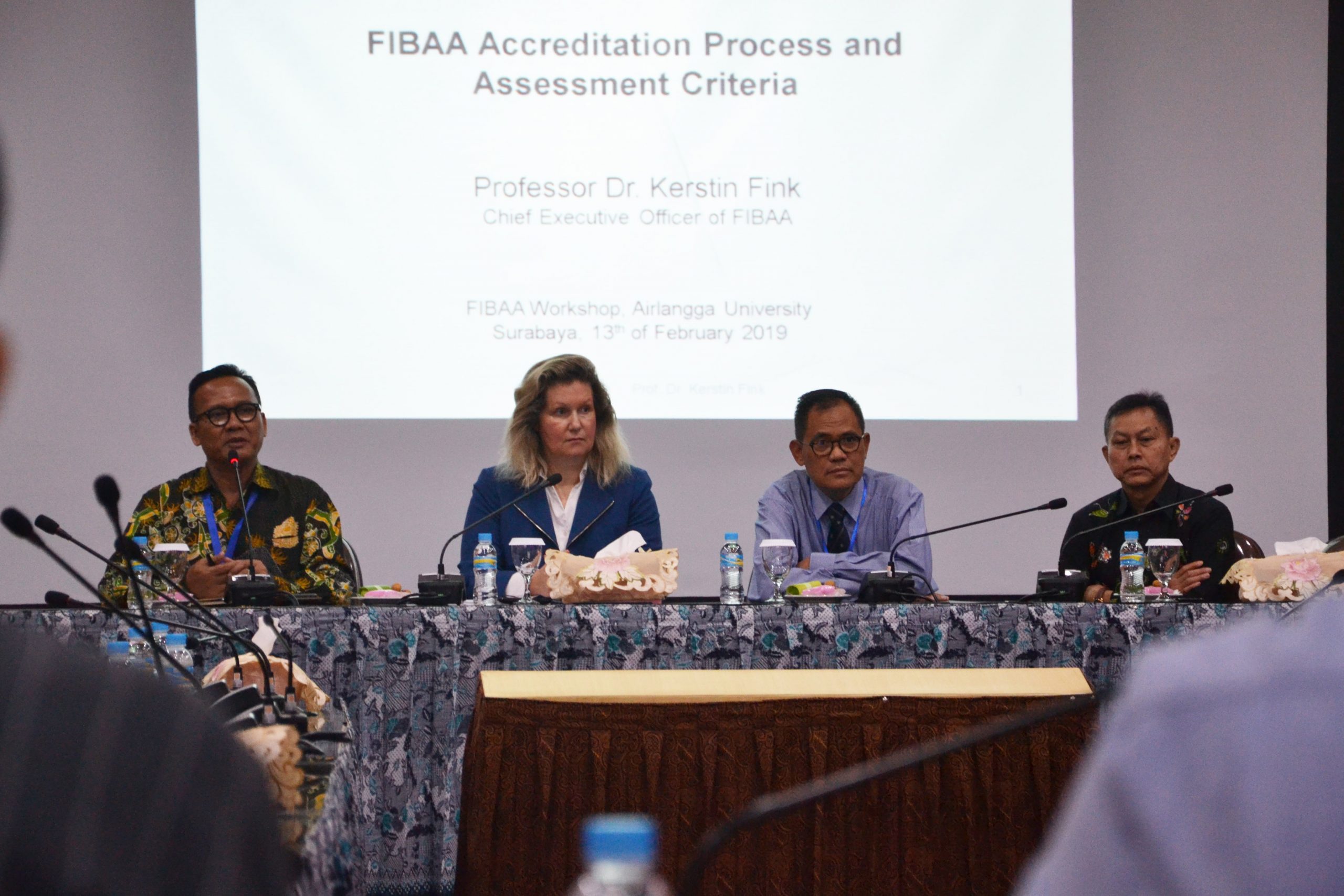 DARI kiri, Ketua BPM UNAIR Prof. Sukardiman Dr., MS., Apt.; Chief Executive Officer (CEO) FIBAA Prof. Dr. Kerstin Fink.; Wakil Rektor I UNAIR I, Prof. Djoko Santoso, dr., Sp.PD-KGH., Ph.D., FINASIM.; dan Prof. Bambang Sektiari Lukiswanto Drh., DEA., dalam FIBAA Workshop Airlangga University, pada Rabu (13/2/2019). (Foto: Feri Fenoria Rifa’i)