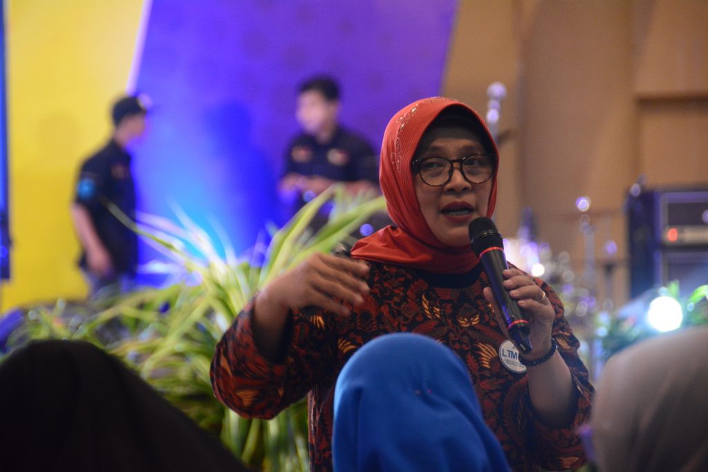 Managing Secretary of University Entrance Test Institution (LTMPT) Dr Ismaini Zain, Dra, M.Si., explains the new regulations in Airlangga Education Expo (AEE) 2019 on Saturday, Feb. 16, 2019 in Airlangga Convention Center (ACC).