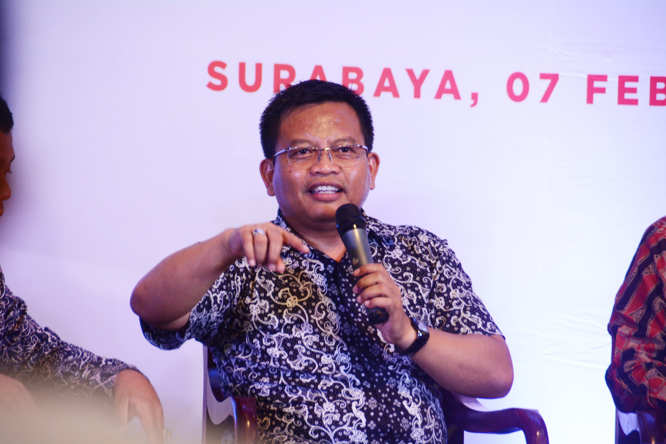 SEKRETARIS Pusat Informasi dan Humas Universitas Airlangga Dr. Imron Mawardi, SP., M.Si., dalam Diskusi Publik Asosiasi Televisi Lokal Indonesia pada Kamis sore (7/2/2019) di Hotel Garden Palace Surabaya. (Foto: Feri Fenoria Rifa’i)