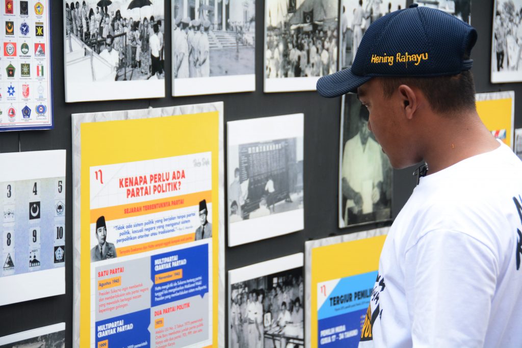 SALAH seorang mahasiswa mengamti pameran tentang gambaran perjalanan Pemilu di Indonesia. (Foto: Feri Fenoria)