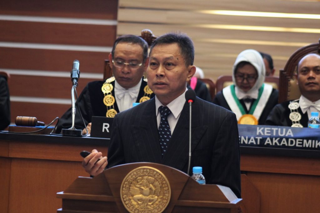 Direktur Pendidikan UNAIR Prof. Dr. Bambang Sektiari Lukiswanto, DEA, DVM., saat menyampaikan orasi pengukuhan. (Foto: Agus Irwanto)