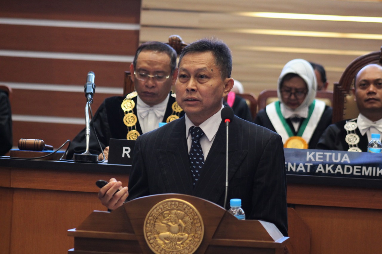 Direktur Pendidikan UNAIR Prof. Dr. Bambang Sektiari Lukiswanto, DEA, DVM., saat menyampaikan orasi pengukuhan. (Foto: Agus Irwanto)