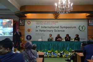 Prof. Fusanori Miura saat memberi penjelasan tentang pendidikan dan penelitian bidang kedokteran hewan Yamaguchi University Jepang. (Foto: Zana Afia D)