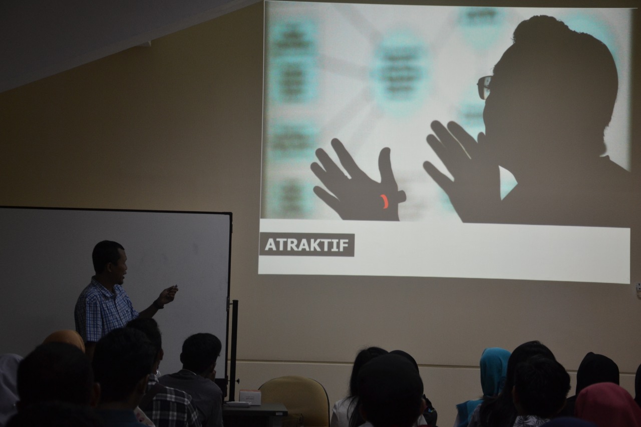Iwan Setiyawan, Wakil Editor Harian Kompas Sedang Memberikan Materi Tentang Fotografi di Serangkaian Acara Festival Muda Memilih Surabaya, Bertempat di Kelas Baru 1 Airlangga Convention Center (ACC) Universitas Airlangga (UNAIR), pada Jum’at (15/02) (Foto: Fariz Ilham Rosyidi)