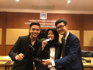 Dila Hadiputri berfoto bersama dengan co-chair dan chair dari UNESCO. (Foto: Istimewa)