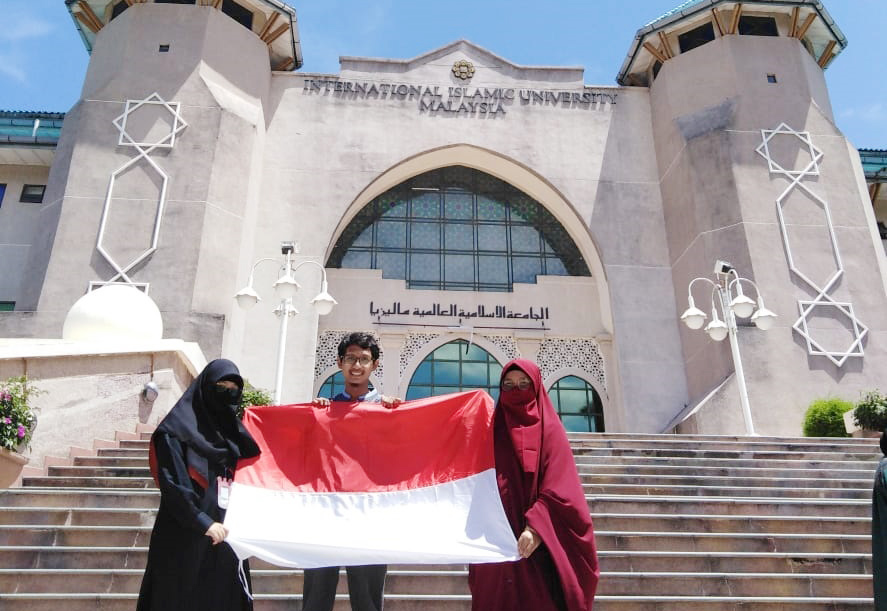 DARI kiri, Evi Aninatin N; Abdul Kafi; dan Salma F. S saat mengikuti kegiatan student exchange di International Islamic University Malaysia (IIUM). (Foto: Istimewa)