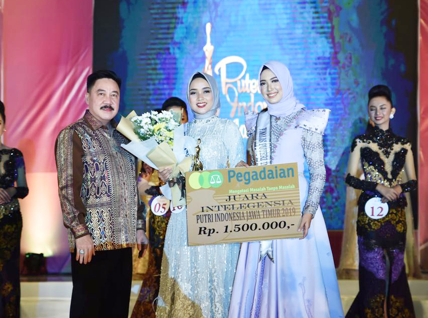 SARAH Savira Moarifin (tengah) menerima gelar Puteri Indonesia Jawa Timur Intelegensia 2019 di ICB The Square Ballroom pada Jum’at (1/2/2019). (Foto: Istimewa)