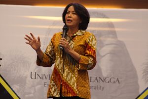 SEKRETARIS Jenderal Kementerian Komunikasi dan Informatika (Kominfo) Niken Widiastuti dalam diskusi bertajuk Expert Sharing di Garuda Mukti, Kampus C UNAIR, pada Jum’at (8/2/2019). (Foto: Agus Irwanto)