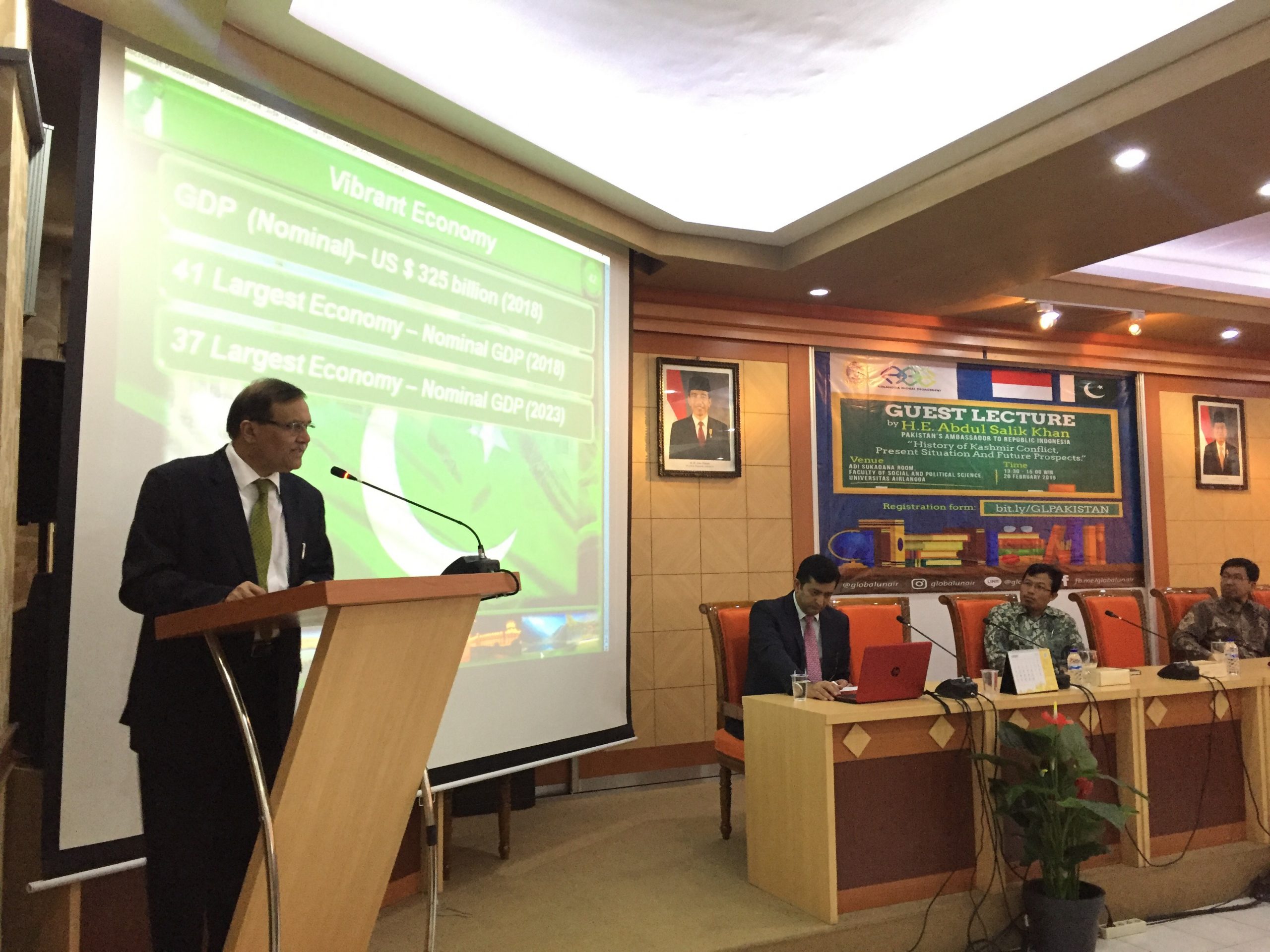 H.E. Abdul Salik Khan Duta Besar Pakistan Untuk Indonesia Saat Memberikan Kuliah Tamu di FISIP UNAIR (20/2). (Foto: Istimewa)