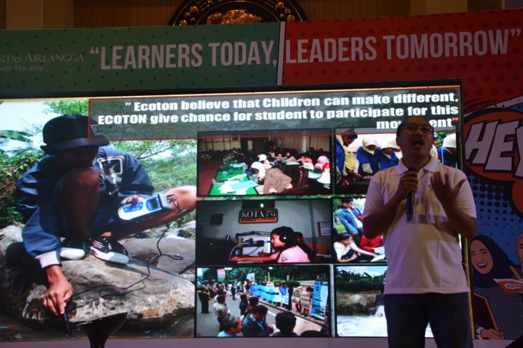 Alumni Berprestasi Prigi Arisandi saat Berbagi Inspirasi pada Peserta AEE. (Foto: Istimewa)